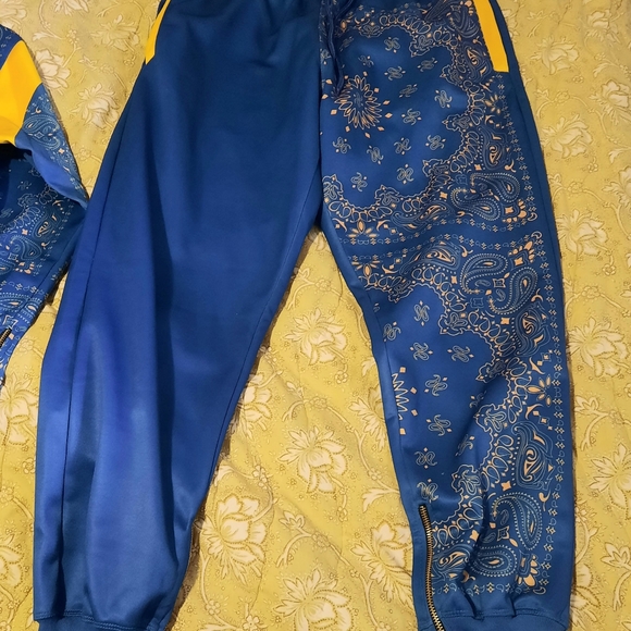 Sweatsuit - Top and bottom Bundle. Top size 42, bottom size 34 - Picture 11 of 12
